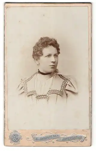 Fotografie A. Jandorf & Co., Berlin, Portrait junge Dame mit zusammengebundenem Haar