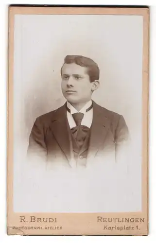 Fotografie R. Brudi, Reutlingen, Portrait junger Herr in Abendgarderobe