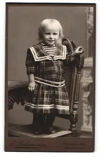 Fotografie E. Rohrmann, Hannover, Portrait blondes Kind in kariertem Kleidchen