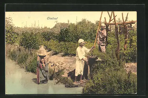 AK Egypte, Chadouf, Männer mit Bewässerungsgerät