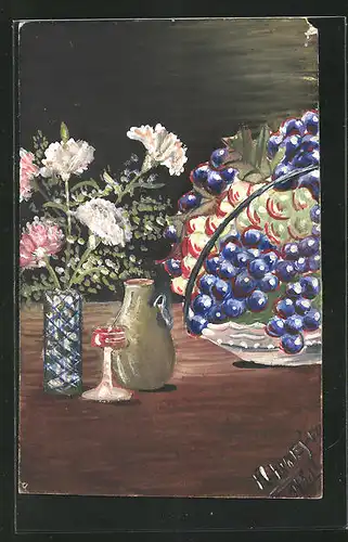 Künstler-AK Handgemalt: Blumenstrauss in einer Vase, Weinkrug und Weintrauben