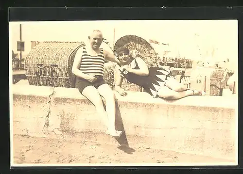 Foto-AK Dame mit einem Herrn in Badeanzügen am Strand