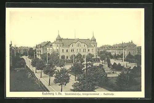 AK Radeberg i. Sa., Friedrichstrasse, Kriegerdenkmal und Badstrasse aus der Vogelschau