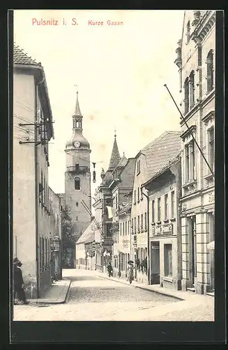 AK Pulsnitz i. S., Strasse Kurze Gasse mit Kirche