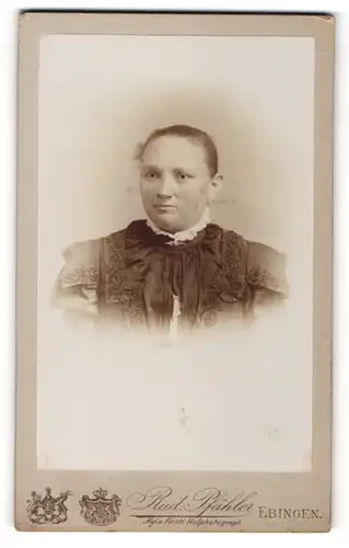 Fotografie Rud. Pfähler, Ebingen, Portrait lächelnde Dame mit zurückgebundenem Haar in festlichem Kleid