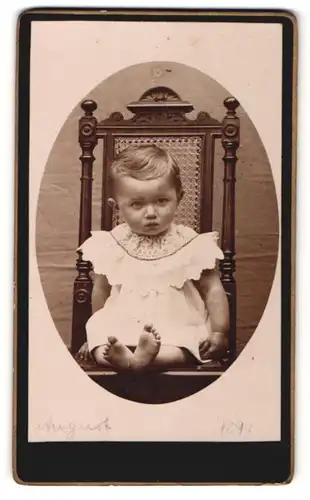 Fotografie Fotograf unbekannt, Ort unbekannt, kleines Kind mit besticktem Kragen und barfuss