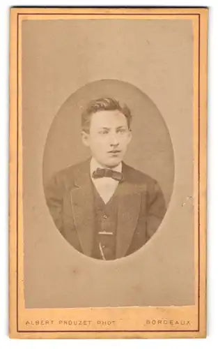 Fotografie Albert Prouzet, Bordeaux, Portrait junger Herr mit Fliege im Anzug