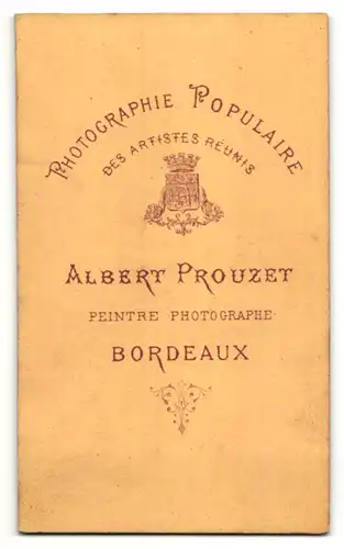 Fotografie Albert Prouzet, Bordeaux, Portrait junger Herr mit Fliege im Anzug