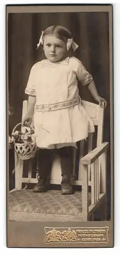 Fotografie Ed. Uhlenhuth, Coburg, Portrait niedliches kleines Mädchen mit Haarschleifen