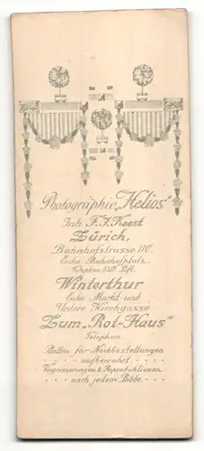 Fotografie Helios v. F. J. Köst, Zürich, Portrait eleganter Herr im Anzug mit Fliege