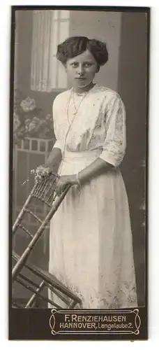 Fotografie F. Renziehausen, Hannover, Portrait junges Mädchen im hübschen Kleid