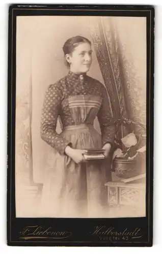 Fotografie Franz Liebenow, Halberstadt, bürgerliche Frau mit Buch