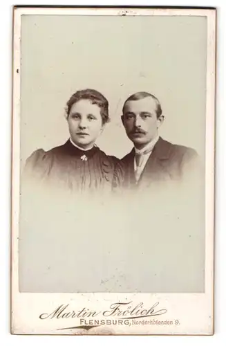 Fotografie Martin Frölich, Flensburg, Herr mit Krawatte und Dame mit Brosche