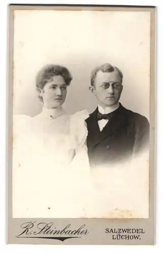 Fotografie R. Steinbacher, Salzwedel, junger Herr mit Kneifer und junge Frau mit Rüschenkleind