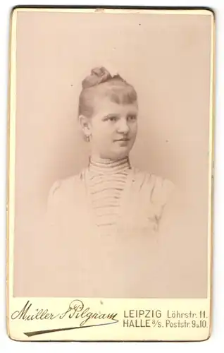 Fotografie Müller & Pilgram, Leipzig & Halle a/S, Portrait junge Frau mit zusammengebundenem Haar