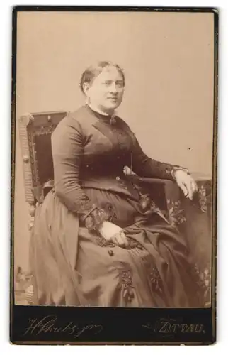 Fotografie H. Strube jr., Zittau, Portrait Frau in feierlicher Kleidung