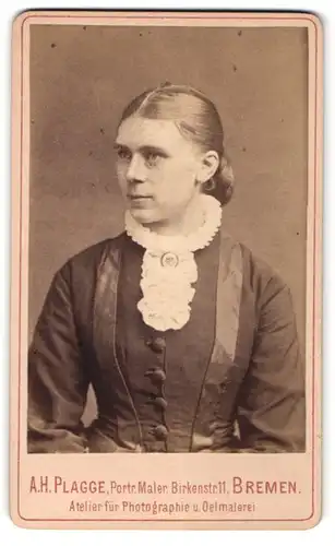 Fotografie A. H. Plagge, Bremen, Portrait junge Frau in feierlicher Kleidung