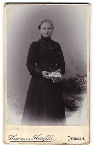 Fotografie Hermann Herzfeld, Dresden, Portrait Mädchen in schwarz mit Kruzifix