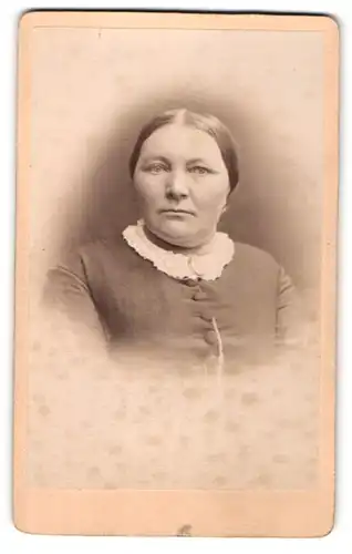 Fotografie Hugo Bähr, Zwickau, Portrait Frau mit zusammengebundenem Haar
