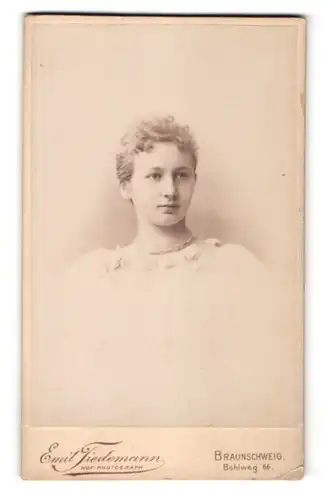 Fotografie Emil Tiedemann, Braunschweig, Portrait junge Dame mit zusammengebundenem Haar