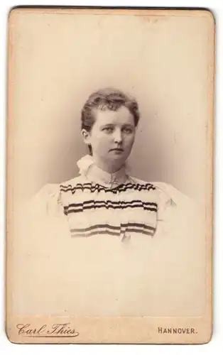 Fotografie Carl Thies, Hannover, Portrait junge Frau mit zusammengebundenem Haar
