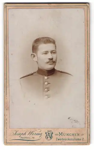 Fotografie Joseph Werner, München, Portrait junger Soldat mit Bürstenhaarschnitt