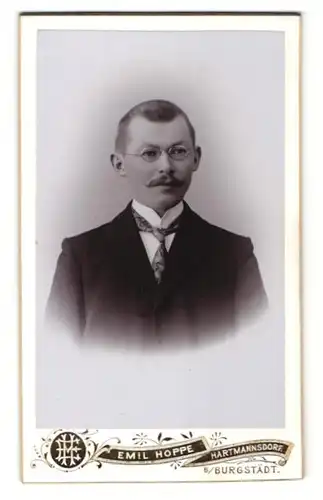 Fotografie Emil Hoppe, Hartmannsdorf, Portrait Herr mit Bürstenhaarschnitt und Brille