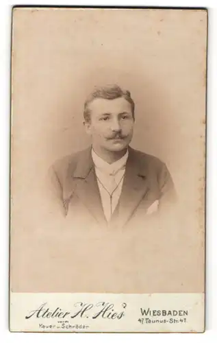Fotografie Atelier H. Hies, Wiesbaden, Portrait bürgerlicher Herr mit Zwirbelbart u. Krawatte im Anzug