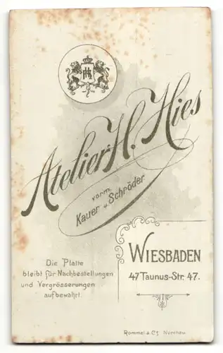 Fotografie Atelier H. Hies, Wiesbaden, Portrait bürgerlicher Herr mit Zwirbelbart u. Krawatte im Anzug