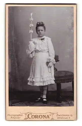 Fotografie Atelier Corona, Zwickau i / S., Portrait hübsches Mädchen im weissen Kleid mit Kerze u. Buch