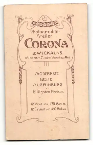 Fotografie Atelier Corona, Zwickau i / S., Portrait hübsches Mädchen im weissen Kleid mit Kerze u. Buch