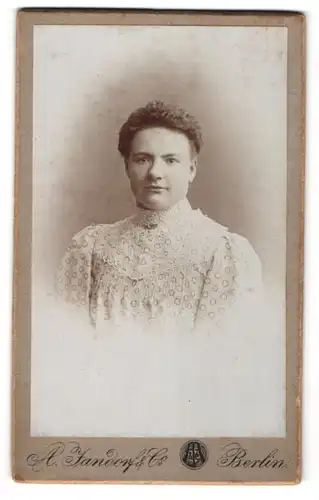 Fotografie A. Jandorf & Co., Berlin, Portrait junge Dame mit zurückgebundenem Haar in modischem Kleid
