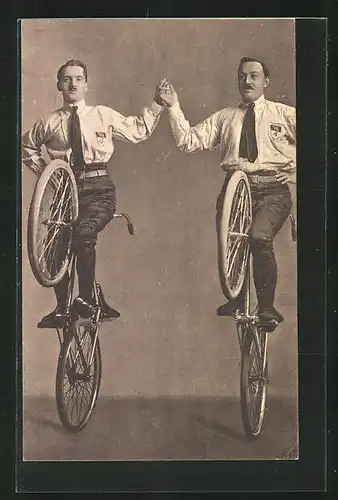 AK zwei Männer auf Fahrrädern, balancieren auf dem Hinterrad