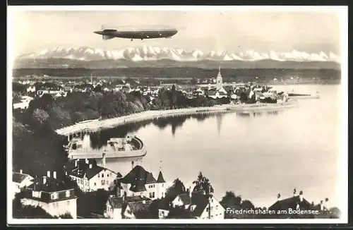 AK Friedrichshafen / Bodensee, Zeppelin überfliegt Bodensee mit Alpenpanorama, Fliegeraufnahme