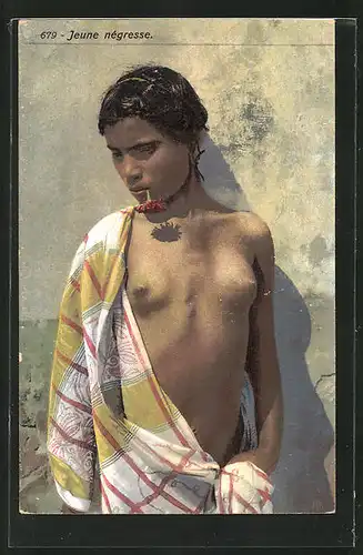 AK Arabische nackte Frau lehnt an einer Häuserwand