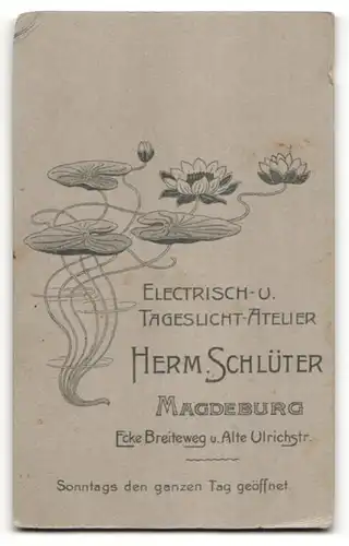 Fotografie Herm. Schlüter, Magdeburg, Portrait junge Dame mit Halskette im weissen Spitzenkleid