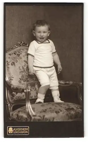 Fotografie A. Wertheim, Berlin, kleiner Junge mit kurzen Hosen stehend und lachend