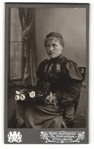 Fotografie Ad. Hofmann, Straubing, Portrait junge Dame mit zurückgebundenem Haar u. Blumen auf Stuhl sitzend