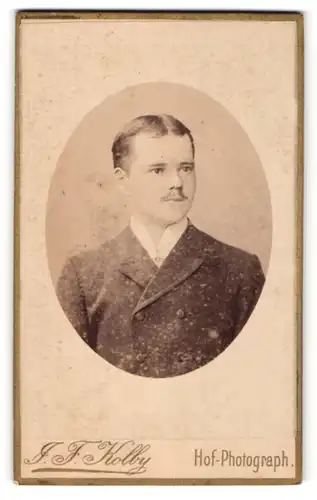 Fotografie J. F. Kolby, Zwickau i / S., Portrait junger Herr mit Oberlippenbart in zeitgenössischer Kleidung