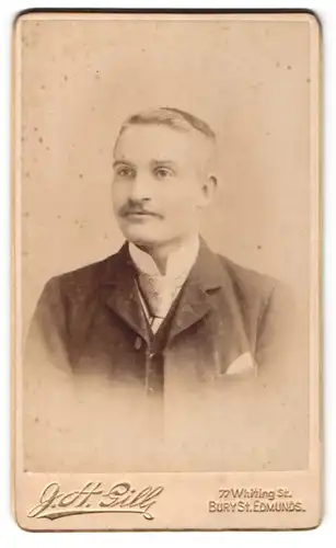 Fotografie J. H. Gill, Bury St. Edmunds, Portrait junger Herr mit Oberlippenbart u. Krawatte im Anzug