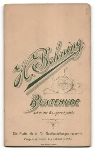 Fotografie H. Behning, Buxtehude, Portrait junge Dame mit Kreuzkette u. Buch im eleganten Kleid