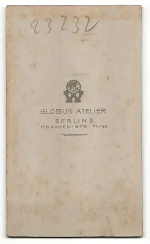 Fotografie Atelier Globus, Berlin, junge Dame mit Rüschen Applikationen und langer Kette