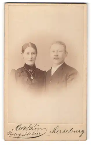 Fotografie Max Schön, Merseburg, Portrait bürgerliches Paar in eleganter Kleidung
