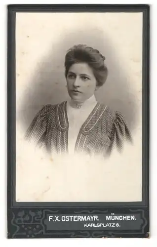 Fotografie F. X. Ostermayr, München, Portrait junge Dame mit Hochsteckfrisur im modischen Kleid