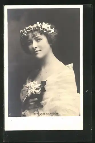 AK Schauspielerin Miss Jessie Bateman im Tüllkleid mit Blumen