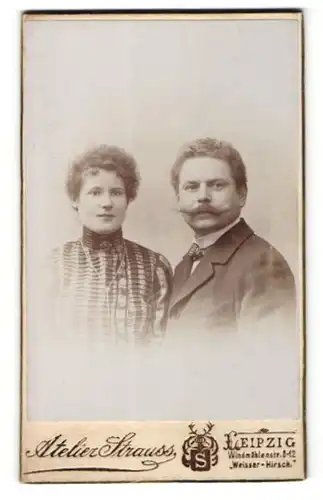 Fotografie Atelier Strauss, Leipzig, Portrait Mann mit imposantem Schnauzbart und Gattin