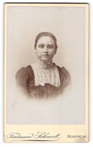 Fotografie Ferdinand Schmdt, Bensheim, Portrait junge Dame mit zurückgebundenem Haar im modischen Kleid