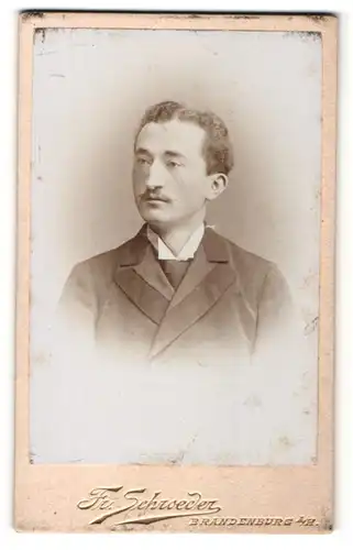 Fotografie Fr. Schroeder, Brandenburg a. H., Portrait Herr im Anzug