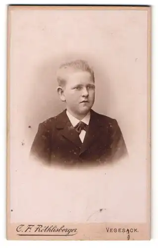 Fotografie C. F. Röthlisberger, Vegesack, Junge mit Bürstenhaarschnitt und Fliege