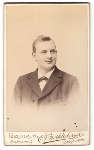 Fotografie C. F. Röthlisberger, Vegesack, Herr mit Fliege und lächelnd
